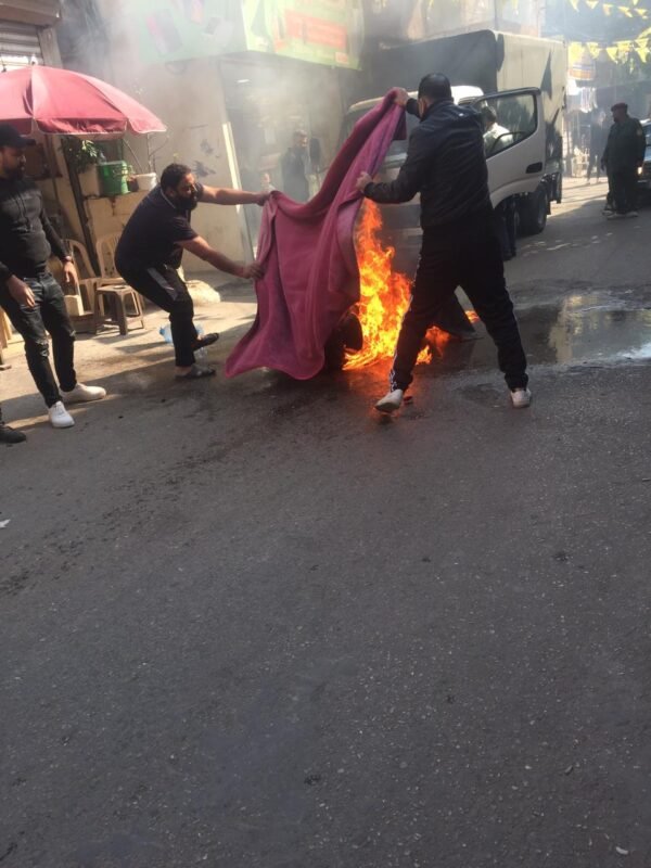 بالصور: احتراق دراجة نارية في مخيم عين الحلوة