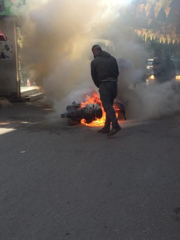 بالصور: احتراق دراجة نارية في مخيم عين الحلوة