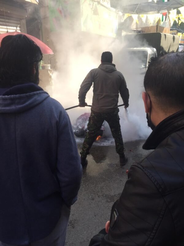 بالصور: احتراق دراجة نارية في مخيم عين الحلوة