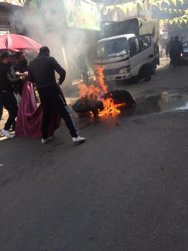 بالصور: احتراق دراجة نارية في مخيم عين الحلوة