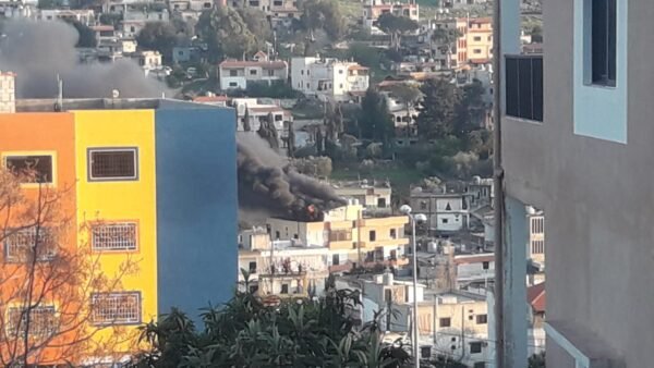 اخماد حريق في غرفة على سطح مبنى في كفررمان بداخلها زيوت ومحروقات