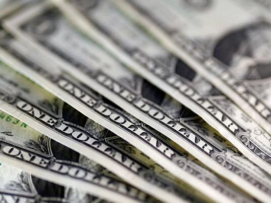 بكم أقفل سعر صرف الدولار في السوق السوداء الجمعة؟