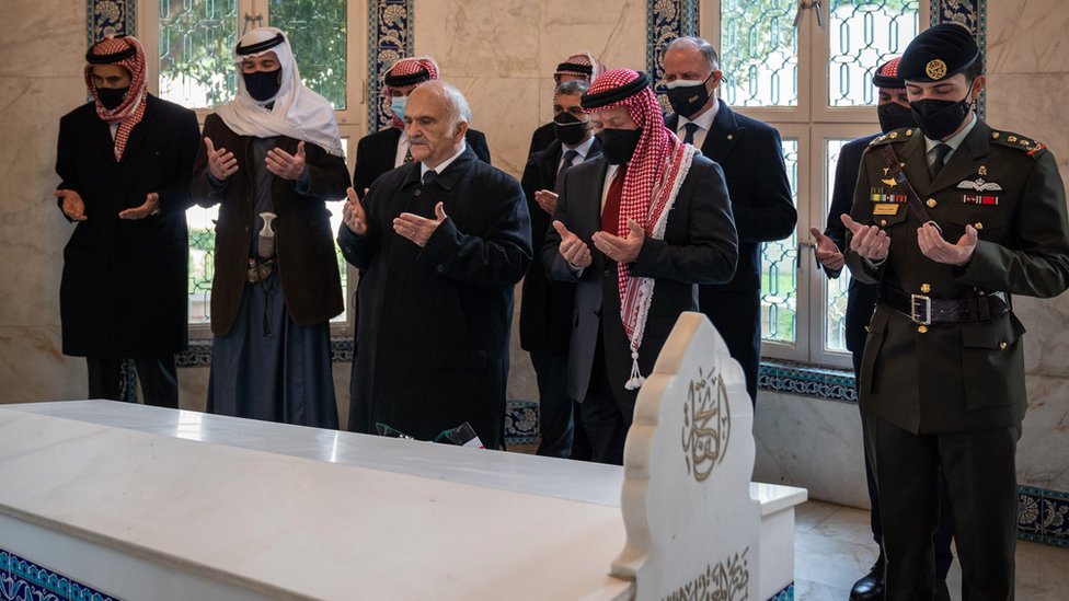 حمزة بن الحسين: أول ظهور للعاهل الأردني الملك عبد الله رفقة أخيه ولي العهد السابق منذ الأزمة الملكية