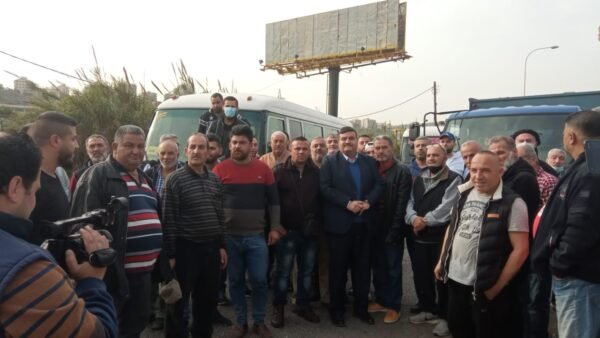 إستمرار قطع أوتوستراد البالما احتجاجا على توقيف سائقين بتهمة التسبب بوفاة شخصين في شكا