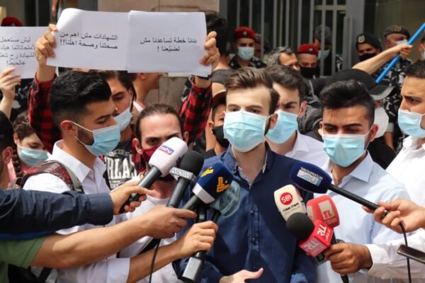 وقفة طالبية أمام وزارة التربية رفضا لتمديد العام الدراسي