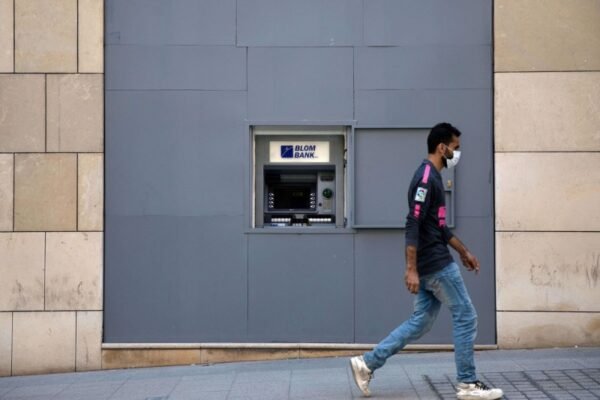 موديز تحذر من انهيار ما تبقى من القطاع المصرفي اللبناني