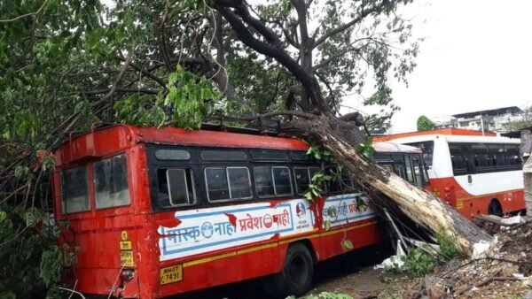 مقتل ستة وإجلاء عشرات الآلاف غربي الهند جراء "أقوى عاصفة" منذ أكثر من 20 عاما