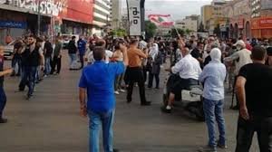 قطع الطريق في ساحة النور احتجاجا على مشاركة النازحين بالانتخابات في السفارة السورية