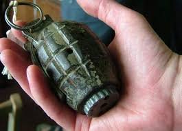 مجهولون ألقوا قنبلة أمام أحد المنازل في بقرصونا والاضرار مادية #عاجل 1 مجهولون ألقوا قنبلة أمام أحد المنازل في بقرصونا والاضرار مادية #عاجل