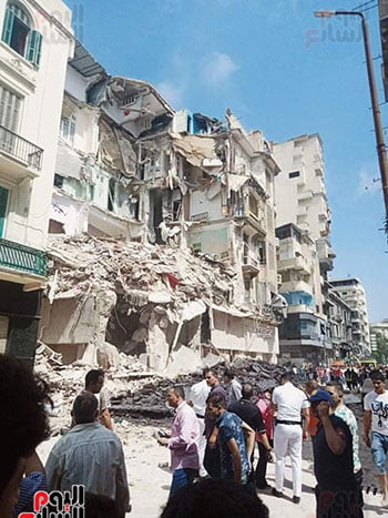 بالصور: إنهيار بناء من 4 طوابق في مدينة عربية