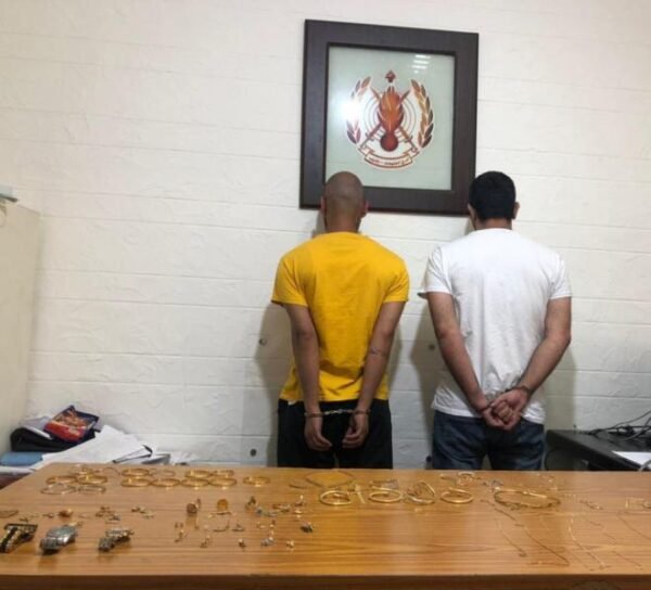 سرق مجوهرات بقيمة 150 ألف دولاراً اميركياً من داخل أحد المنازل