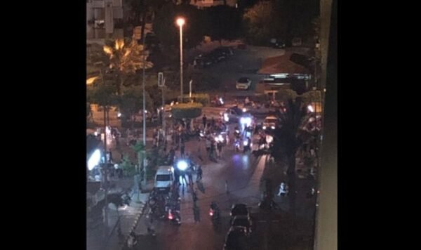 مسيرات إحتجاجية.. توتر في طرابلس وإطلاق نار وتكسير واجهات مصارف 1 مسيرات إحتجاجية.. توتر في طرابلس وإطلاق نار وتكسير واجهات مصارف