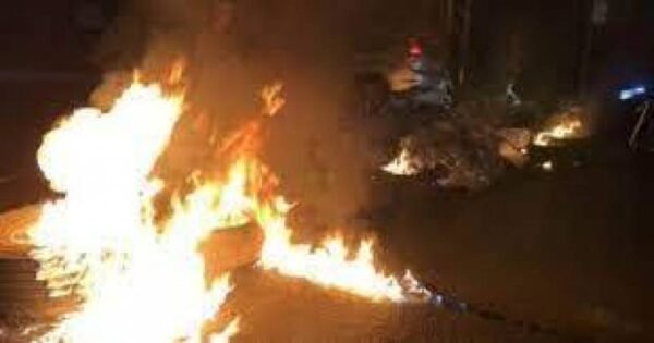 إحراق إطارات احتجاجًا عند مفرق قب الياس