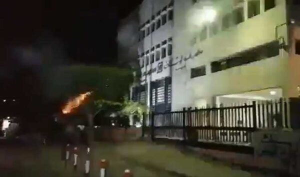 إشعال اطارات مطاطية في مدخل مصرف لبنان في صيدا ورشق المبنى بالحجارة