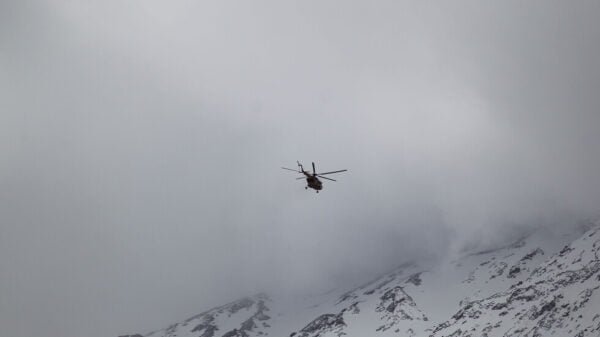 قتيل جراء سقوط مروحية تحمل صناديق اقتراع في إيران