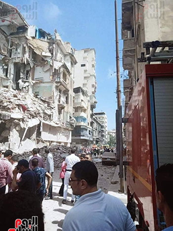 بالصور: إنهيار بناء من 4 طوابق في مدينة عربية