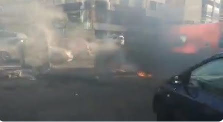 بالفيديو: قطع طريق المطار القديمة مقابل المجلس الإسلامي الشيعي