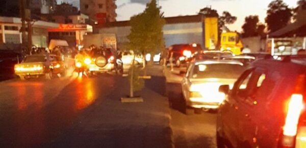 عدد من المحتجين يقطعون طريق طرابلس - البداوي