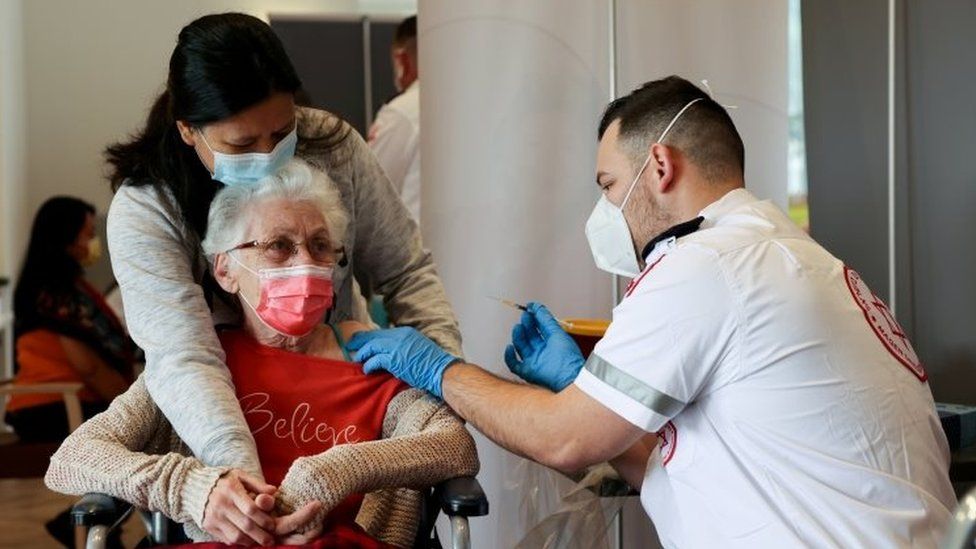 لقاح فيروس كورونا: لماذا قررت إسرائيل منح جرعة ثالثة للأشخاص فوق سن الستين؟