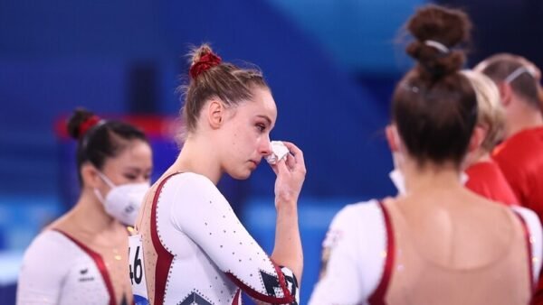 بعد الحكم بسجن الطبيب "لاري نصار" بتهمة التحرش الجنسي.. منتخب سيدات ألمانيا يظهرن بزي "غريب"