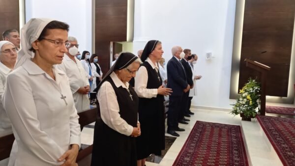 بالصور: عبد الساتر في قداس 4 آب من مستشفى الجعيتاوي: الوقت اليوم للتغيير لا بالغضب والعنف بل بخيارات صحيحة 2 بالصور: عبد الساتر في قداس 4 آب من مستشفى الجعيتاوي: الوقت اليوم للتغيير لا بالغضب والعنف بل بخيارات صحيحة