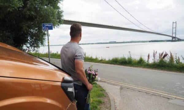 بريطانى يقف بجوار إشارة مرور يوميا بحثا عن فتاة أحلامه