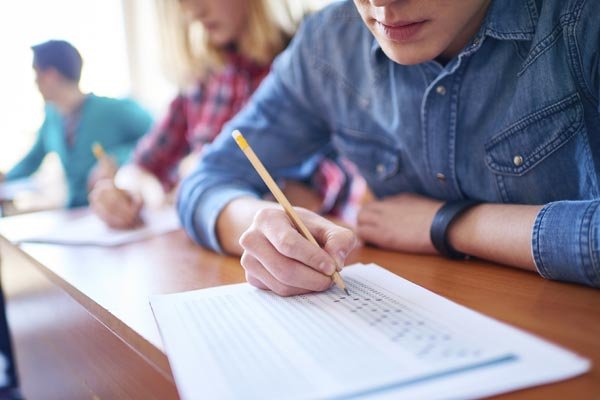 دخول متقدمين الى الامتحانات مع دفاترهم وهواتفهم في غياب للأمن وتغاض من المراقبين