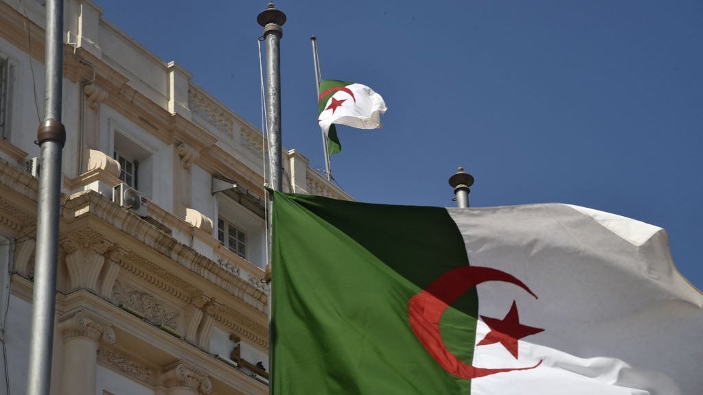 بوتفليقة: تنكيس الأعلام دون حداد أو جنازة رسمية للرئيس الجزائري السابق