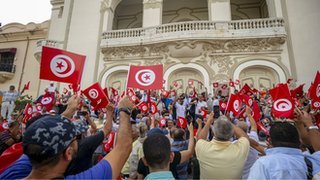 تونس: هل أدى توسيع الرئيس لسلطاته إلى تبدل في مواقف مؤيديه؟