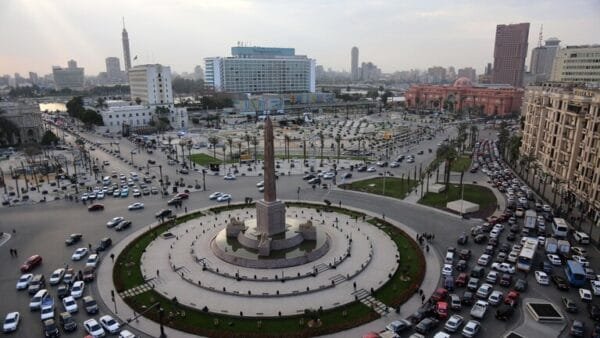 مصر.. أربعيني يسير عاريا في شوارع قرية في الشرقية ويكسب 25 ألف جنيه