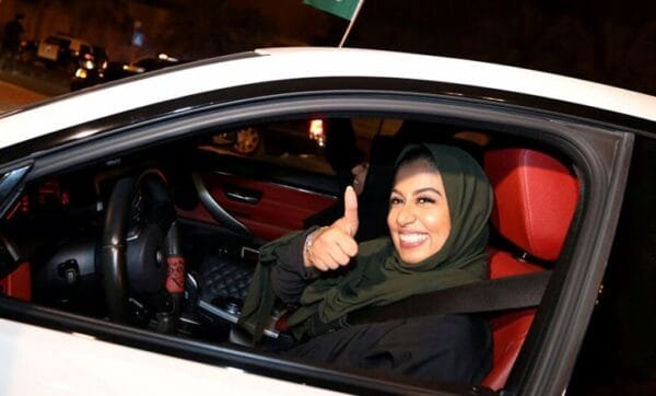 بالفيديو: سعودية تقتحم بسيارتها مكتب اتصالات في الرياض