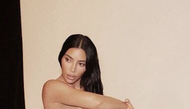 هل تراجعت عن الطلاق؟ كيم كارداشيان عارية وتطلي نفسها بالذهب!