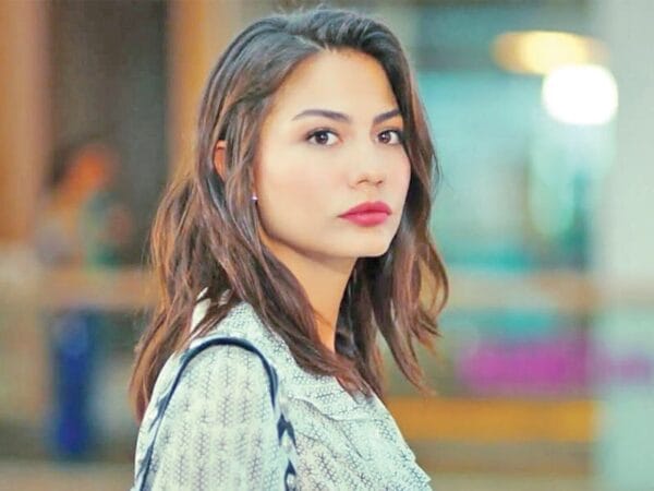 ممثلة تركيّة تتعرى امام الجماهير بسبب انفصالها عن حبيبها 5 ممثلة تركيّة تتعرى امام الجماهير بسبب انفصالها عن حبيبها
