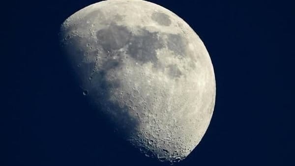 خبراء: ضوء القمر السبب فى إصابة الرجال بالأرق