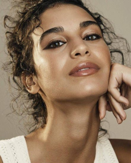 بالصور: عارضة أزياء سعودية تخطف الأنظار في نيويورك