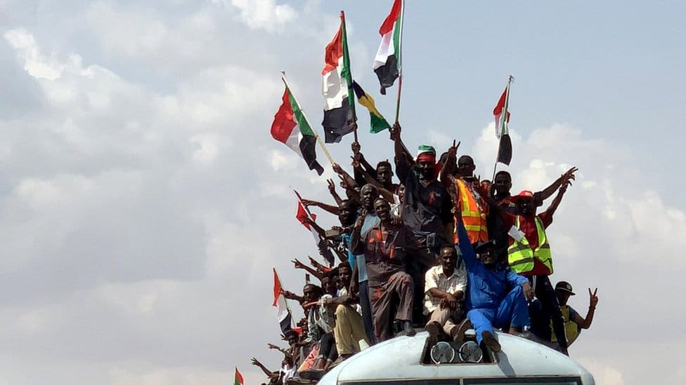 الانقلاب في السودان: ما هي الوثيقة الدستورية الحاوية على أسس الانتقال إلى الحكم المدني التي علق البرهان العمل بها