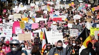 الإجهاض: الآلاف يتظاهرون في أنحاء الولايات المتحدة لدعم حقوق النساء في إجراء عملياته