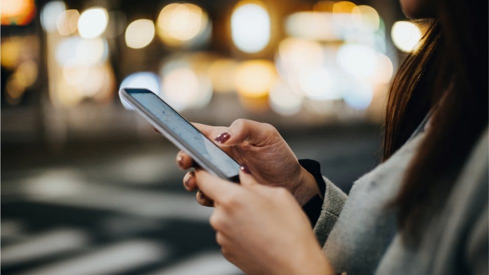 “رافقني إلى المنزل”.. خدمة هاتفية مقترحة لحماية النساء في بريطانيا