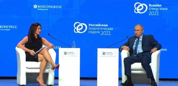 بوتين: أمامي امرأة جميلة تكرر السؤال وكأنها لم تسمع ماقلت