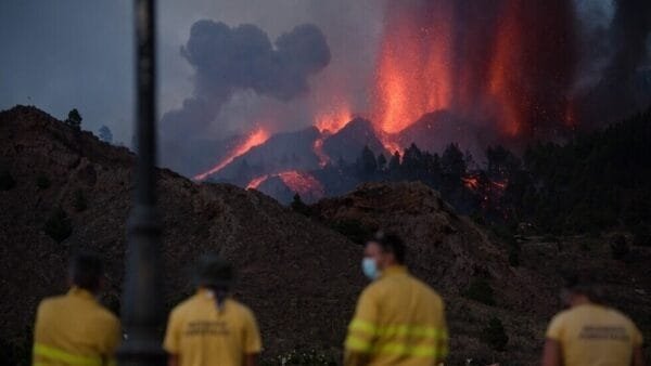 أستاذ جيولوجيا يوجه رسالة للشعب المصري بخصوص بركان سيصل غازه إلى مصر 1 أستاذ جيولوجيا يوجه رسالة للشعب المصري بخصوص بركان سيصل غازه إلى مصر