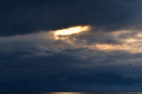 الطقس في لبنان غائم مع انخفاض بالحرارة وأمطار متفرقة