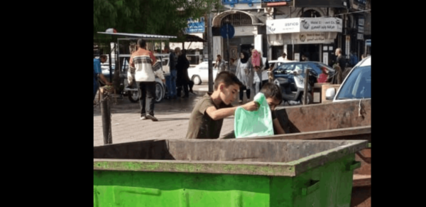 في لبنان صورة تدمي القلوب.. شقيقان يفتشان عما يأكلانه داخل مستوعب للنفايات
