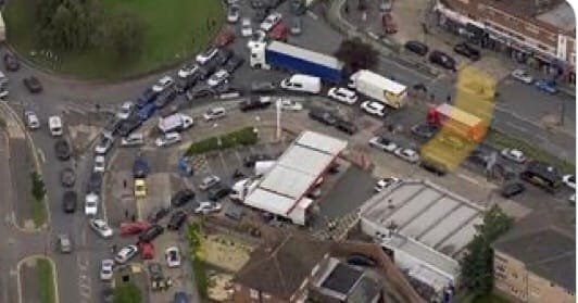 بالفيديو: تصوير جوي للطوابير أمام محطات المحروقات في بريطانيا 1 بالفيديو: تصوير جوي للطوابير أمام محطات المحروقات في بريطانيا