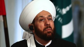 مفتي سوريا: ما أسباب إقالة أحمد بدر الدين حسون وإلغاء منصبه تماما؟