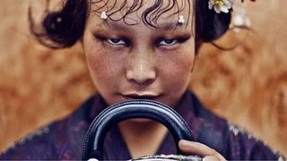 عالم الموضة: مصورة تعتذر لإظهارها امرأة “تعزز الصورة النمطية عن الآسيويات”