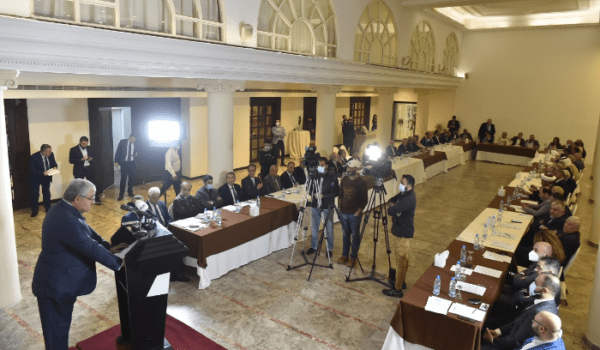 المشنوق خلال تكريم مدافعين عن استقلال لبنان: لجبهة وطنية تقاوم الاحتلال السياسي الإيراني ولا حل لأزماتنا خارج السياسة