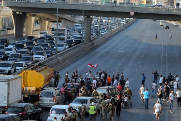 قطع طرق مؤدية إلى وسط بيروت بالسيارات احتجاجا على الأوضاع الاقتصادية