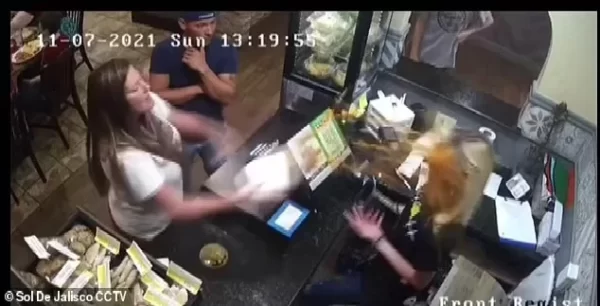 بالفيديو: فتاة أمريكية تلقي مشروب ساخن على وجه عاملة بأحد المطاعم