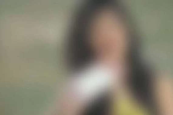 بالصورة.. فنانة شهيرة تعرّت بشكل كامل على المسرح أمام الجمهور