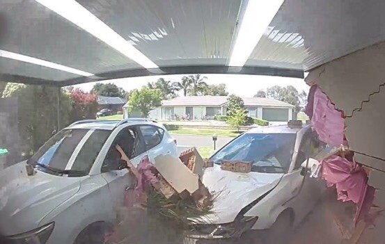 فيديو لحظة اختراق سيارة تقودها فتاة منزلاً بأستراليا